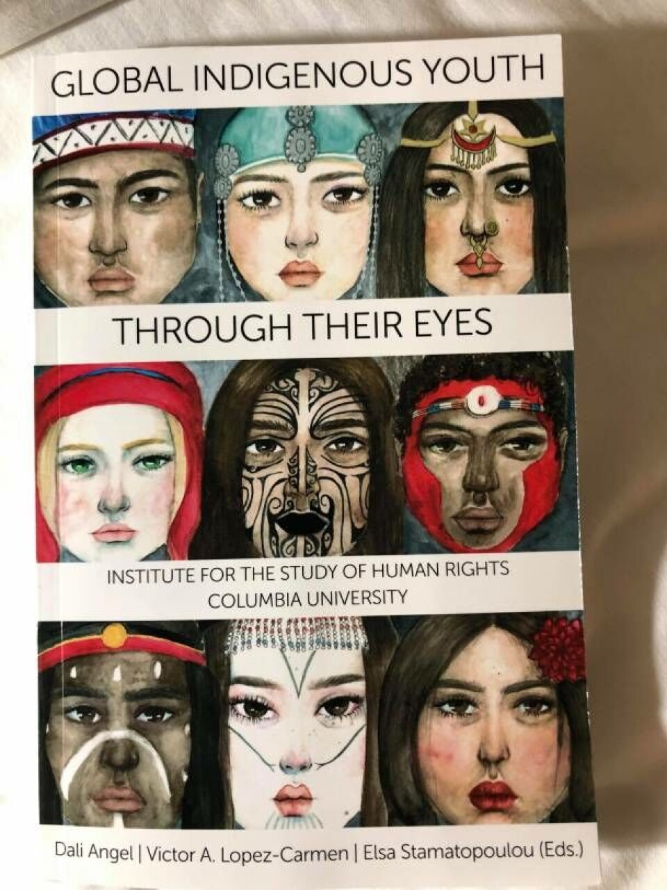 Her ses forsiden af bogen 'Global Indigenous Youth – through their eyes' som Seqininnguaq Lynge Poulsen har illustreret