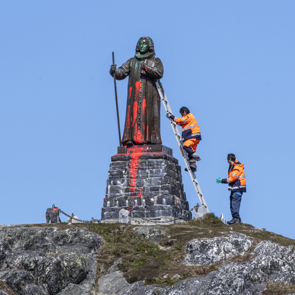 Et kommunalt vejsjak gik straks i gang med at rengøre Hans Egede-statuen, som natten til sidste års nationaldag var blevet overmalet med rød og grøn maling. Kommuneqarfik Sermersooq, som ejer statuen, betalte for rengøringen.