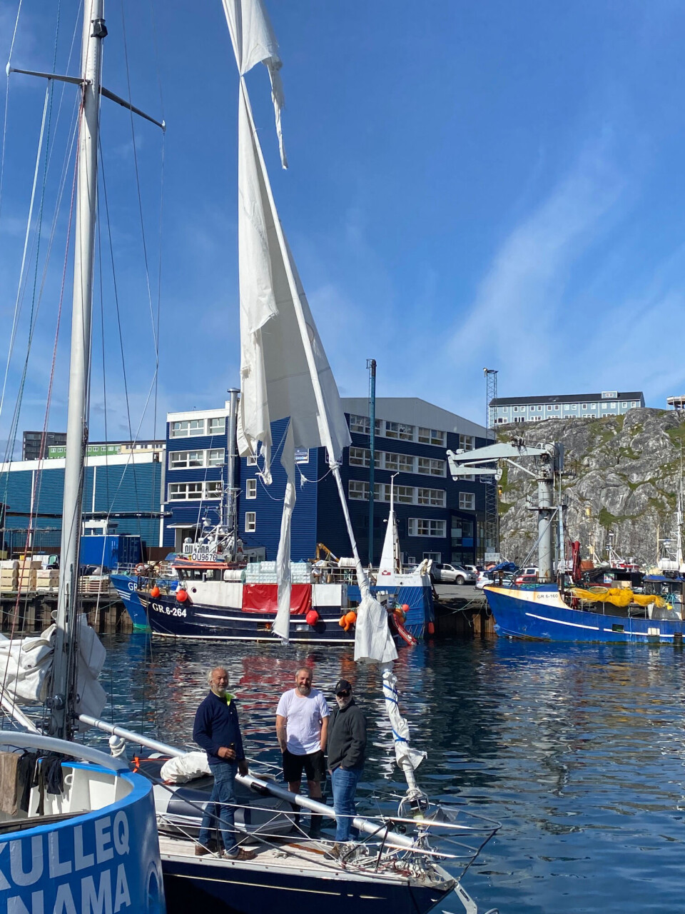 Skibet mistede sin mulighed for at navigere da forsejlet blev flænset af den kraftige vind.