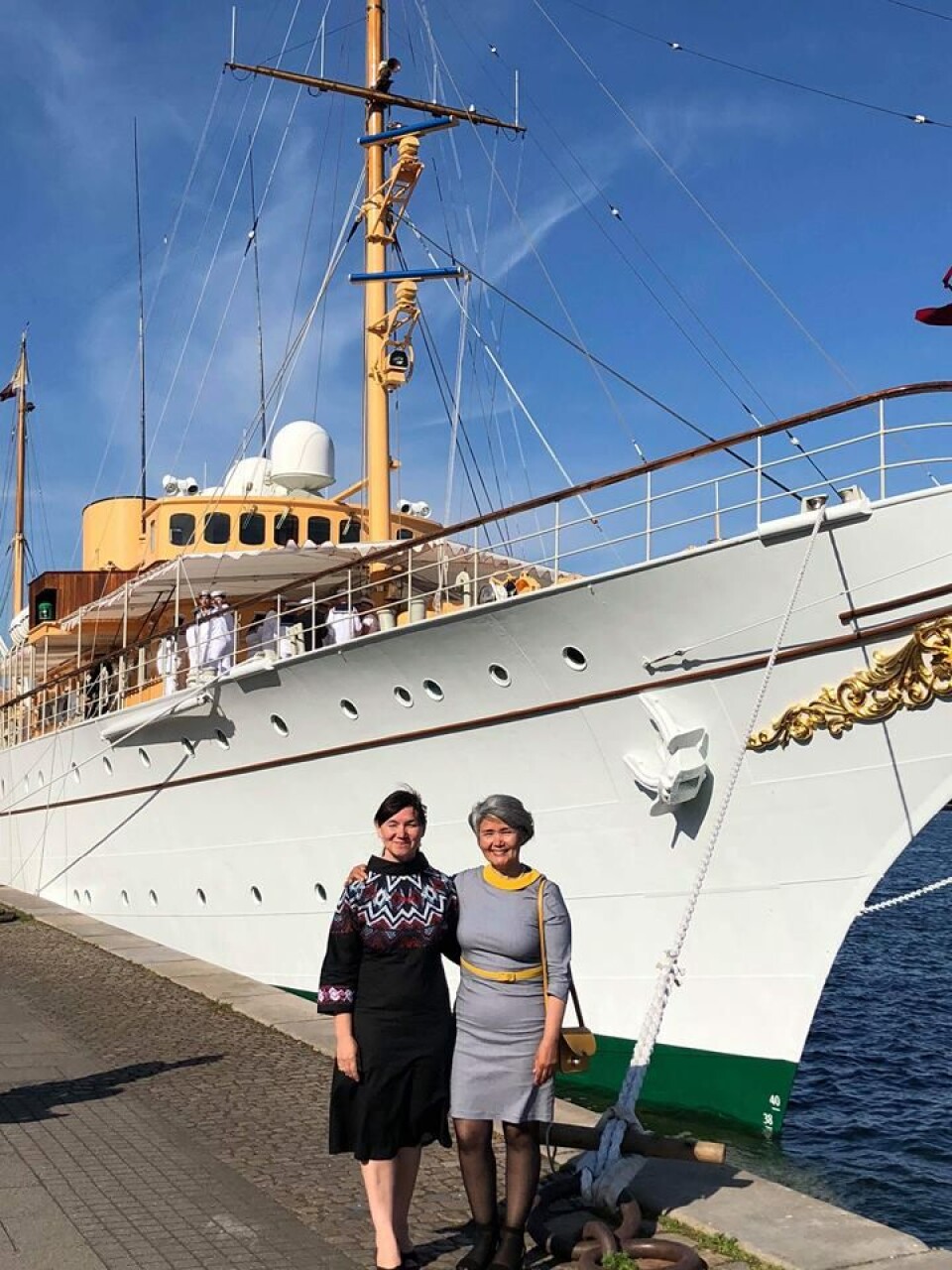 Augusta Jerimiassen (th) og Frida Waaben foran Dannebrog