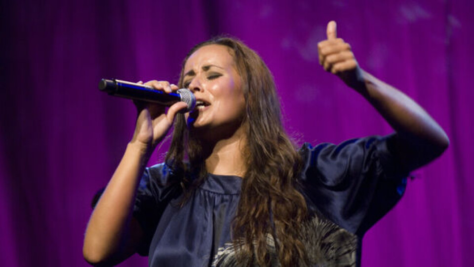 Julie Berthelsen kommer på scenen under indsamlingsshowet fredag aften