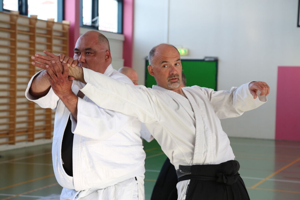 Gennem låse- og kasteteknikker udøves aikido som en fredelig form for selvforsvar
