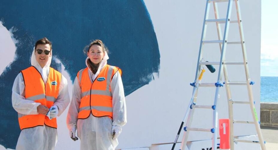 De to kunstnere Martin Brandt (født 1990) og Sissi Møller (født 1984) i færd med udsmykningsarbejdet Kalaallit Illuutaat - Det Grønlandske HusSådan ser det ud i øjeblikket for forbipasserende på Strandvejen, København. De to kunstnere betragter den hvide indpakning, hvor hovedet af Knud Rasmussen stikker op Kalaallit Illuutaat - Det Grønlandske HusDe to kunstnere Martin Brandt (født 1990) og Sissi Møller (født 1984) i færd med udsmykningsarbejdet Kalaallit Illuutaat - Det Grønlandske HusSådan ser det ud i øjeblikket for forbipasserende på Strandvejen, København. De to kunstnere betragter den hvide indpakning, hvor hovedet af Knud Rasmussen stikker op Kalaallit Illuutaat - Det Grønlandske HusDe to kunstnere Martin Brandt (født 1990) og Sissi Møller (født 1984) i færd med udsmykningsarbejdet Kalaallit Illuutaat - Det Grønlandske HusSådan ser det ud i øjeblikket for forbipasserende på Strandvejen, København. De to kunstnere betragter den hvide indpakning, hvor hovedet af Knud Rasmussen stikker op Kalaallit Illuutaat - Det Grønlandske Hus