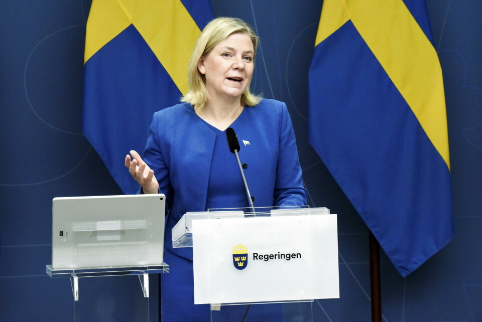 En tilfreds svensk statsminister, Magdalena Andersson, fortæller på et pressemøde at alle restriktioner under coronapandemien ophæves fra næste onsdag.