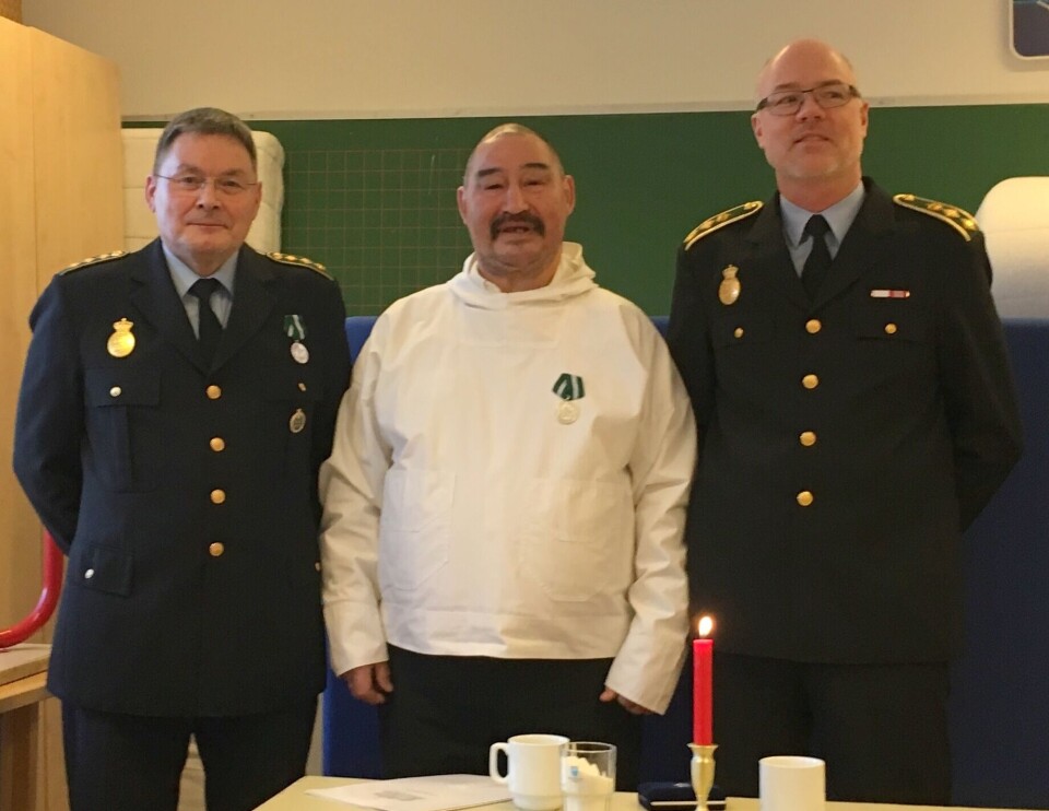 Torsdag den 18. januar 2018 modtog kommunefoged i Napasoq, Ole Poulsen, på midten af billedet, sin fortjenstmedalje for 25 års tro tjeneste hos Grønlands Politi Grønlands PolitiPolitiassisten i Maniitsoq, Niels Tønnesen, modtog fredag således fortjenstmedalje i sølv for 40 års tro tjeneste hos Grønlands Politi Grønlands Politi