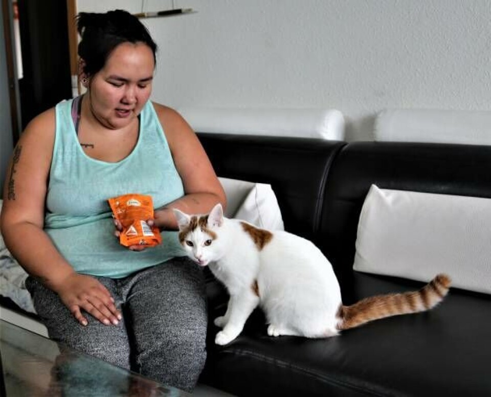 Eva Martensen sammen med familiens kat