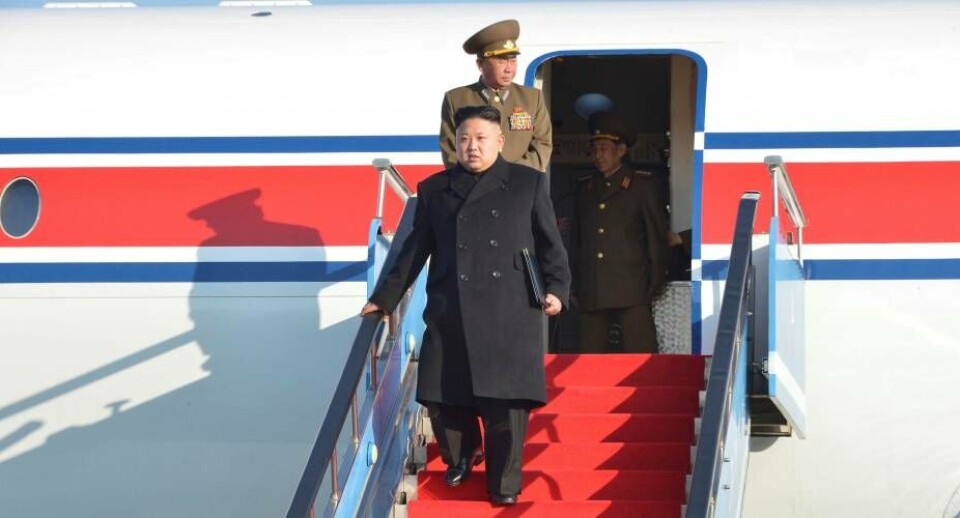 Nordkoreas leder, Kim Jong-un, er søndag morgen dansk tid landet i Singapore forud for et møde med USA's præsident, Donald Trump, 12. juni