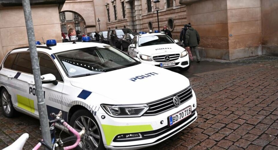Politiet var massivt til stede ved Københavns byret, da grundlovsforhøret mod de terrorsigtede blev indledt.