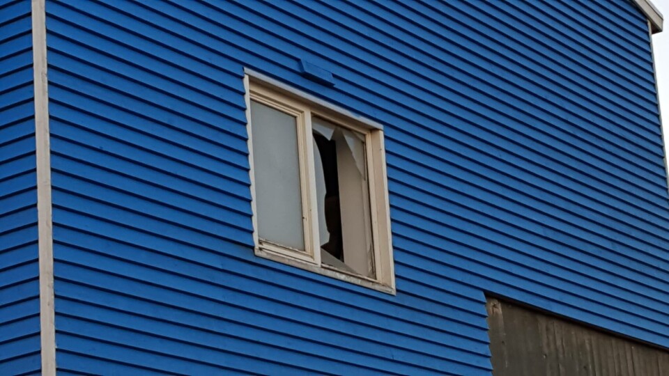 Byggeteknisk leder i Iserit oplyser, at krydsfiner er blevet sat op som erstatning for de knuste ruder.