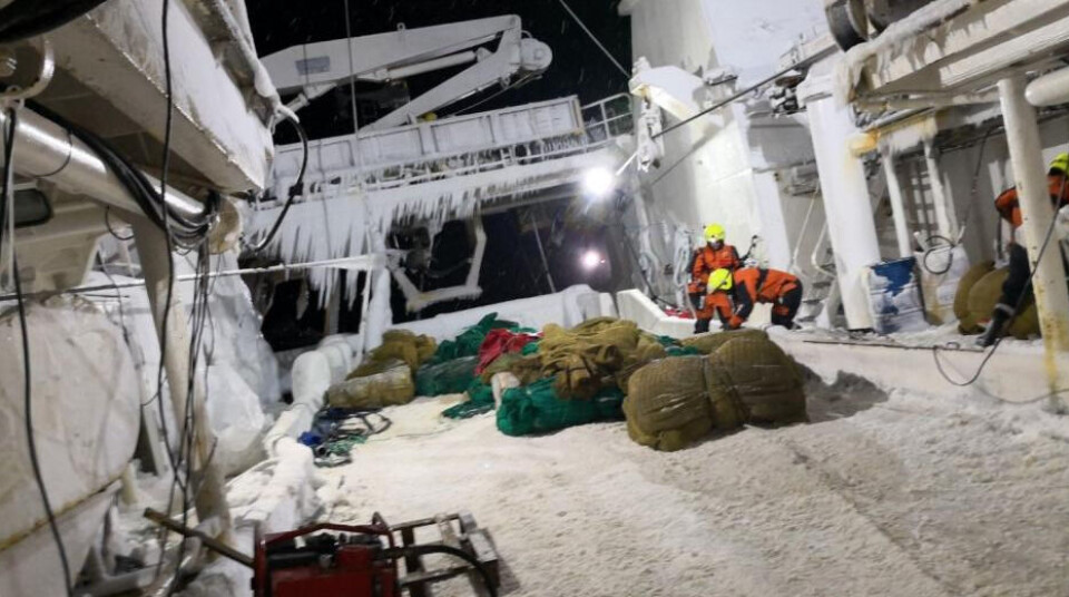 Mandskab fra Kystvagtskibet 'Svalbard' ses her om bord på den grundstødte rejetrawler.