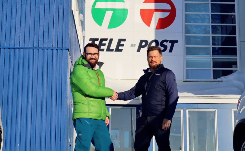 Billede af underskriftsseance af Næstformand for Elite Sport Greenland Inooraq Brandt og John Eyðstein Johannesen, Udviklingsdirektør for Tele-Post