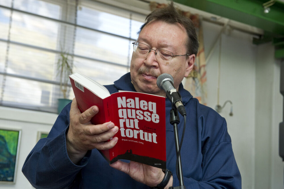 Tidligere i år udgav Juaaka sin debut roman ”Nalequsseruttortut”. Foto: Leiff Josefsen Avisudklip fra dengang for 30 år siden, da Juaaka var fast trubadour i Det Grønlandske Hus i København Nu spiller Juaaka igen i Det Grønlandske Hus i København. Det sker lørdag den 22. september. Foto: Leiff Josefsen Leiff JosefsenTidligere i år udgav Juaaka sin debut roman ”Nalequsseruttortut”. Foto: Leiff Josefsen Avisudklip fra dengang for 30 år siden, da Juaaka var fast trubadour i Det Grønlandske Hus i København Nu spiller Juaaka igen i Det Grønlandske Hus i København. Det sker lørdag den 22. september. Foto: Leiff Josefsen Leiff JosefsenTidligere i år udgav Juaaka sin debut roman ”Nalequsseruttortut”. Foto: Leiff Josefsen