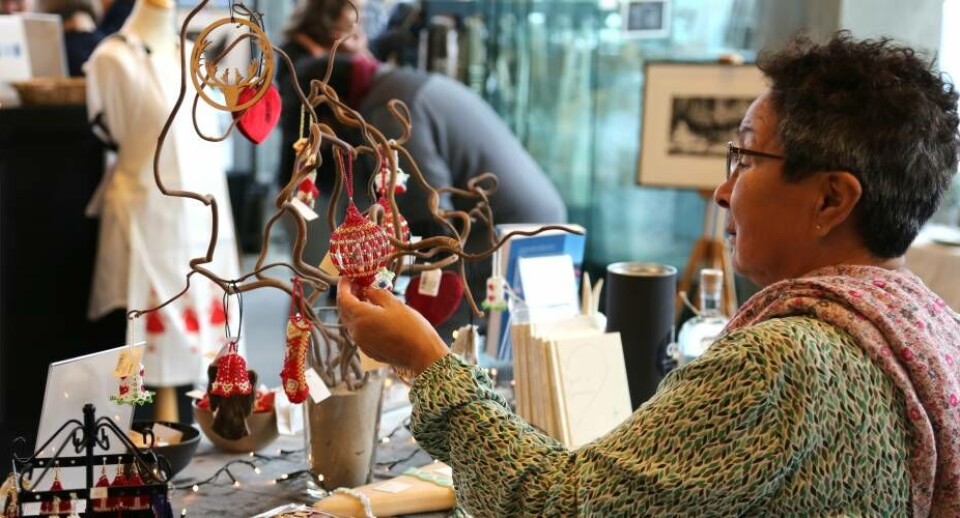 De mange fine ting beundres Knud Fl. LarsenGlædelig jul. Knud Fl. LarsenOdense Tamburkorps spillede søndag eftermiddag. Knud Fl. LarsenElisabeth Christiansen med blandt andet hjælpeånder i keramik. Knud Fl. LarsenJette Nordendal med juleting for alle pengene. Knud Fl. LarsenJohanne Edvardtsen strikker og hækler. Knud Fl. LarsenGretar Oddur Gudmundsson laver fornemme lædervarer af genbrugsskind. Knud Fl. LarsenDe mange fine ting beundres Knud Fl. LarsenGlædelig jul. Knud Fl. LarsenOdense Tamburkorps spillede søndag eftermiddag. Knud Fl. LarsenElisabeth Christiansen med blandt andet hjælpeånder i keramik. Knud Fl. LarsenJette Nordendal med juleting for alle pengene. Knud Fl. LarsenJohanne Edvardtsen strikker og hækler. Knud Fl. LarsenGretar Oddur Gudmundsson laver fornemme lædervarer af genbrugsskind. Knud Fl. LarsenDe mange fine ting beundres Knud Fl. Larsen