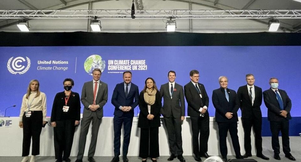 Nr 2 fra højre. Afdelingschef for Energi, Rasmus Wendt, der er på scenen på vegne af , ved præsentationen af den nye alliance. Naalakkersuisut