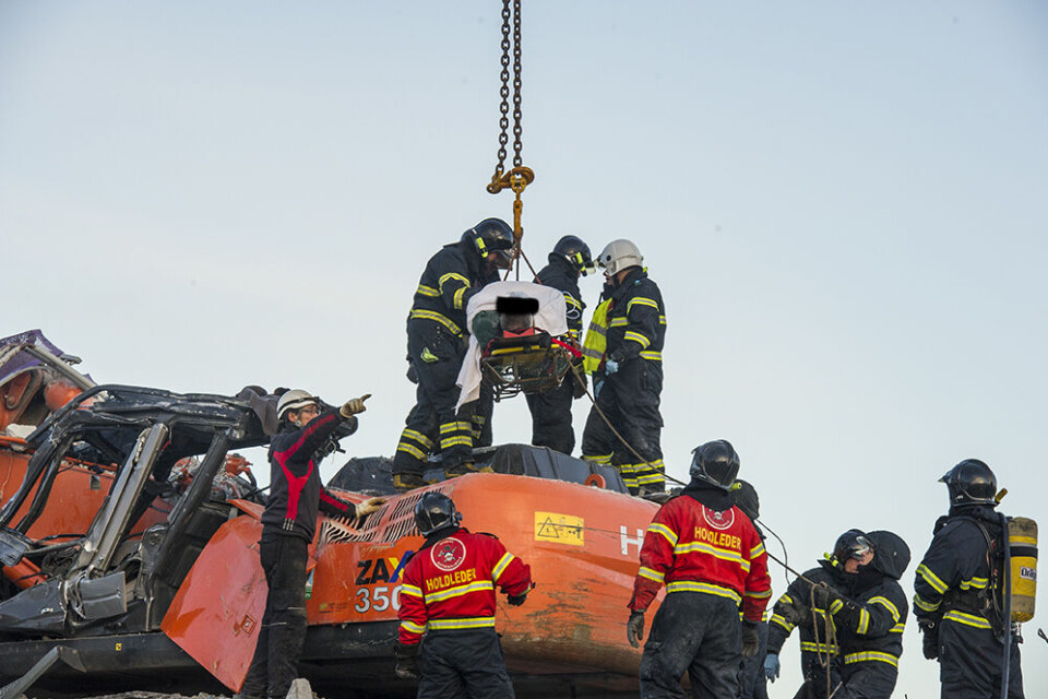 Efter at have været fastklemt i sin gravko i cirka en time i forbindelse med nedrivningen af blok P i Nuuk fredag den 19. oktober bliver Frede Boje her reddet. Foto: Leiff Josefsen