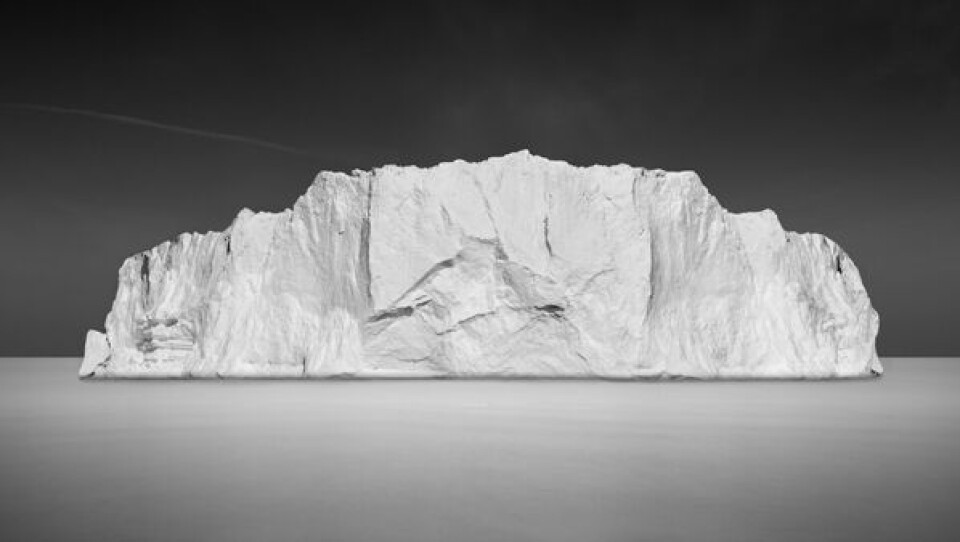 Et isbjerg fra Ilulissat Isfjord udstillet i Bruxelles. Foto: David Burdeny