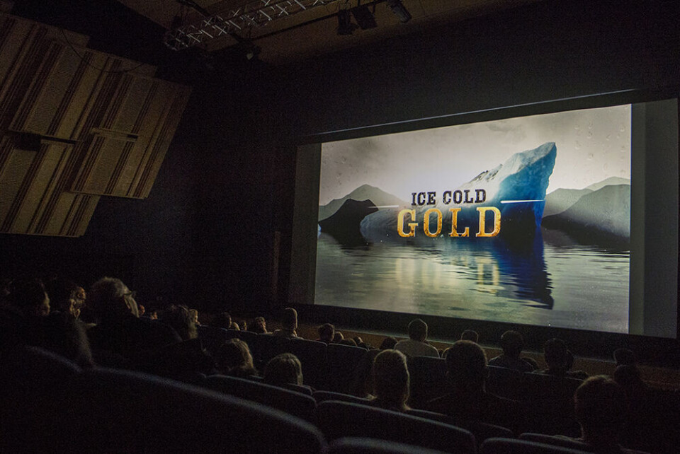 Fremvisning af TV-serien 'Ice Cold Gold' i Katuaq varede 50 minutter. Foto: Leiff Josefsen Premiere på TV-serien 'Ice Cold Gold'. Hans Lynge salen var næsten fyldt op med nysgerrige folk .Foto: Leiff Josefsen Producenterne får en snak med Nuummiut. Foto: Leiff Josefsen Producer David Casey holdt en åbningstale i Katuaqs Lille Sal. Foto: Leiff Josefsen Miki Jacobsen underholder. Foto: Leiff Josefsen Reception for de inviterede fra selvstyret, kommunen og medier i Katuaqs Lille Sal. Foto: Leiff Josefsen En af guldjægerne fandt to små stykker guld ved floden. Foto: Leiff Josefsen Guldjæger Josh Feldmann. Foto: Leiff Josefsen Fremvisning af 'Ice Cold Gold'. Foto: Leiff Josefsen Guldfund. Foto: Leiff Josefsen