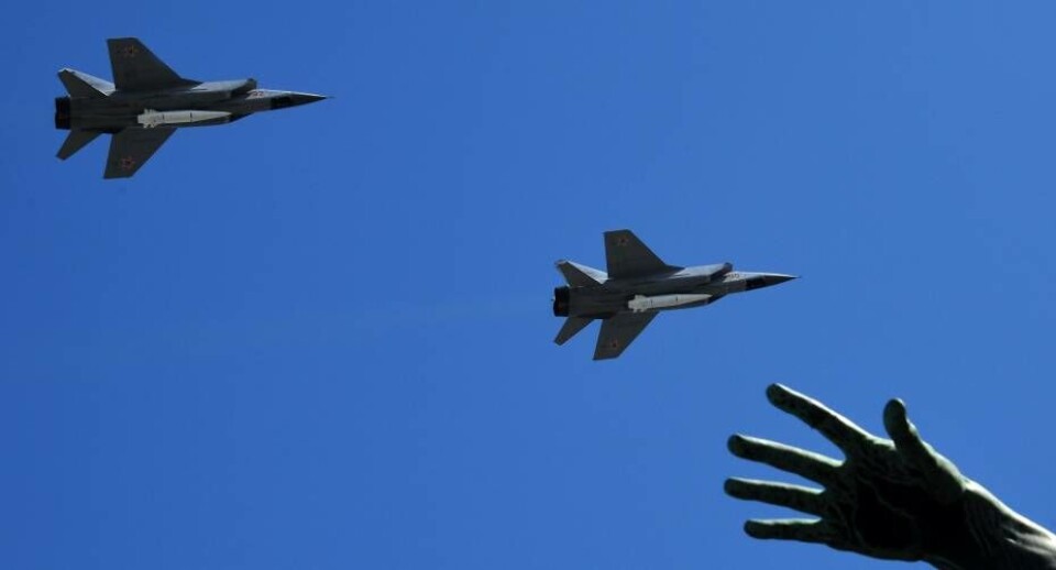 MIG 31 med Kinzhal-missiler under en militærparade over den Røde Plads i Moskva