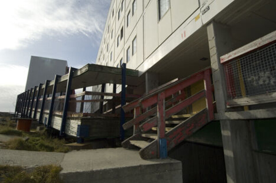 Grønlands Hjemmestyre satte med en ny landstingsforordning princippet sine 7.500 udlejningsboliger til salg fra nytår, men har endnu ikke solgt en eneste.
