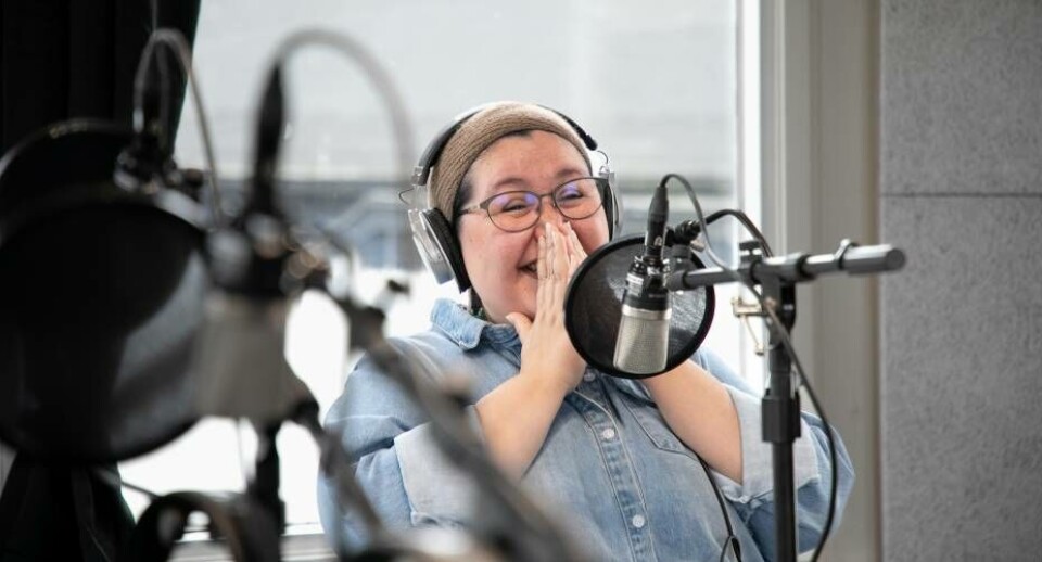 Der er højt humør i studiet, når den nye podcast produceres.