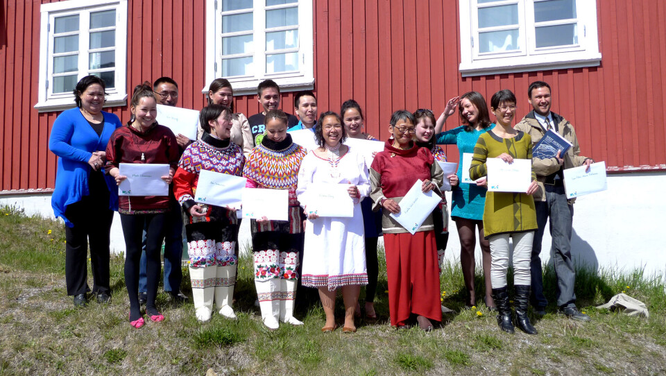 Issittumi ilisimasortat 15-it siulliit tassaapput Agathe Vahl Møller, Aka Simonsen, Dorthea Berthelsen, Gitte Lincke Ottesen, Hanna Najaaraq Lund, Inge Berthelsen, Kiu Kivioq, Kristine Olsvig, Lars-Peter Mørch Heilmann, Makkannguaq Ottesen, Mike Tuuma Kaas, Maali Filemonsen, Niviatsiaq Guldager, Palli Fleischer Lyberth aamma Sikkersoq Hansen.