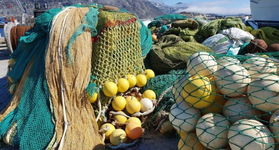 Fiskere og forskere arbejder sammen om at opsamle garn i Nuup Kangerlua
