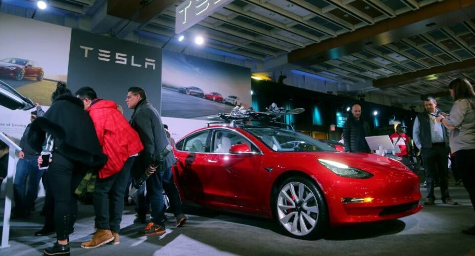 Den nye Tesla-model udstillet i Toronto ved Canadas Internationale Biludstilling. Model 3 er til salg nu i USA fra 35.000 dollar (omkring 230.000 kroner) - men kun online.