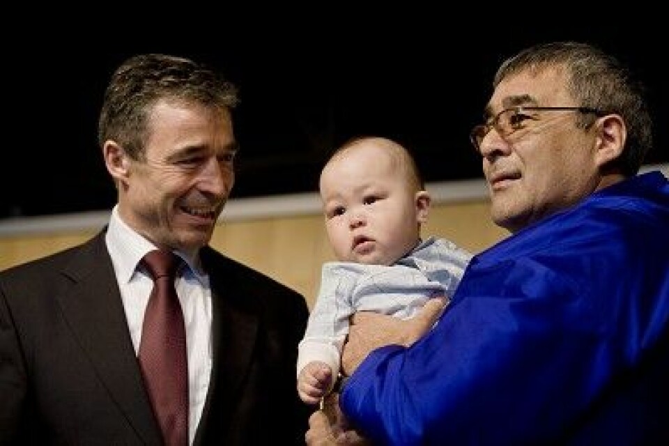 Hans Enoksen og Anders Fogh Rasmussen underskrev Selvstyreaftalen den 6. maj. Nu præsenteres indholdet af aftalen./ Hans Enoksenip aamma Anders Fogh Rasmussenip Namminersorneq pillugu isumaqatigiissut atsiorpaat. Maanna Isumaqatigiissutip imarisaa saqqummiunneqassaaq.