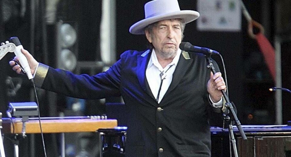 Den amerikanske sanger og sangskriver Bob Dylan får tildelt årets nobelpris i litteratur i Stockholm
