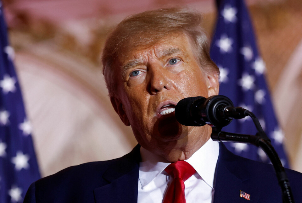 - For igen at gøre USA storslået meddeler jeg her til aften mit kandidatur som præsident, siger Donald Trump i en tale i Florida.