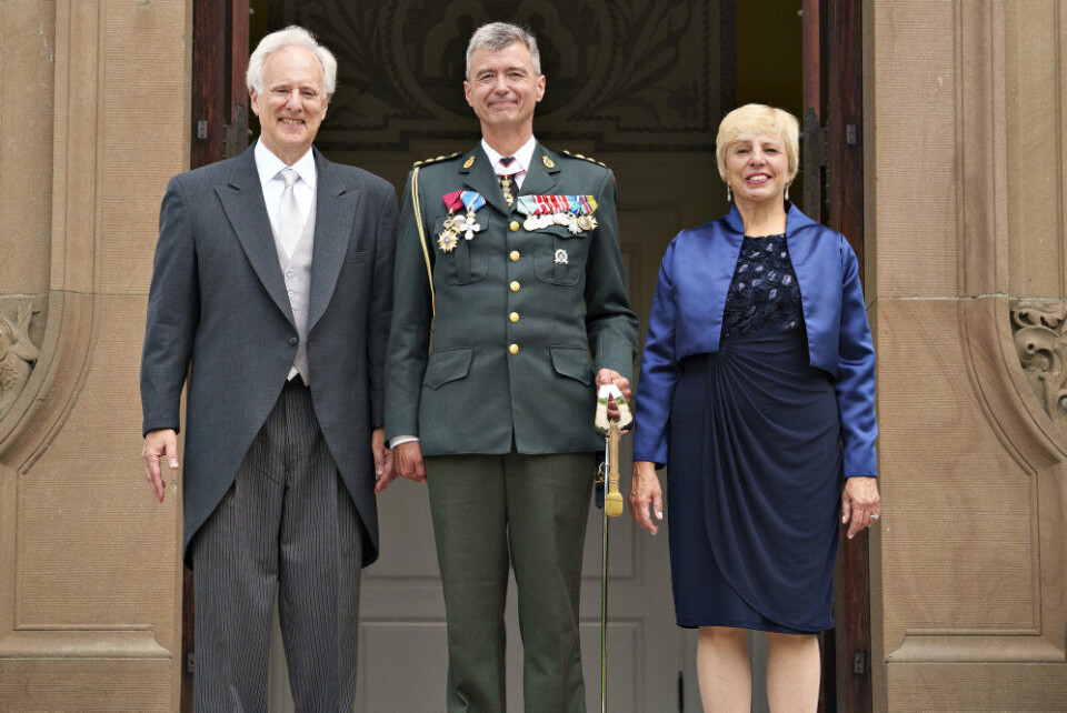 Alan Leventhal, USA's nye ambassadør i Danmark, blev fredag modtaget af dronning Margrethe. På billedet ses han sammen med sin hustru, Sherry, samt dronningens adjudantstabschef, Jens Ole Rossen-Jørgensen.