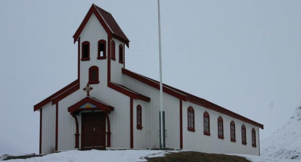 Narsaq Kirke er ramme for begravelsen af tre omkomne fra en jolleulykke. De forulykkede, en kvinde og to mænd i 30-40 års alderen, formodes stødt på en isskosse og slynget ud af jollen.