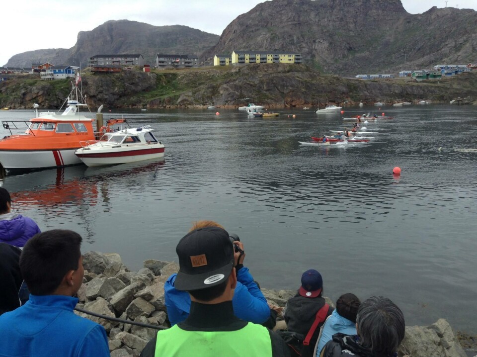 Mænd starter fra startlinjen under GM i kajak i Sisimiut GM i kajak Sisimiut 2015