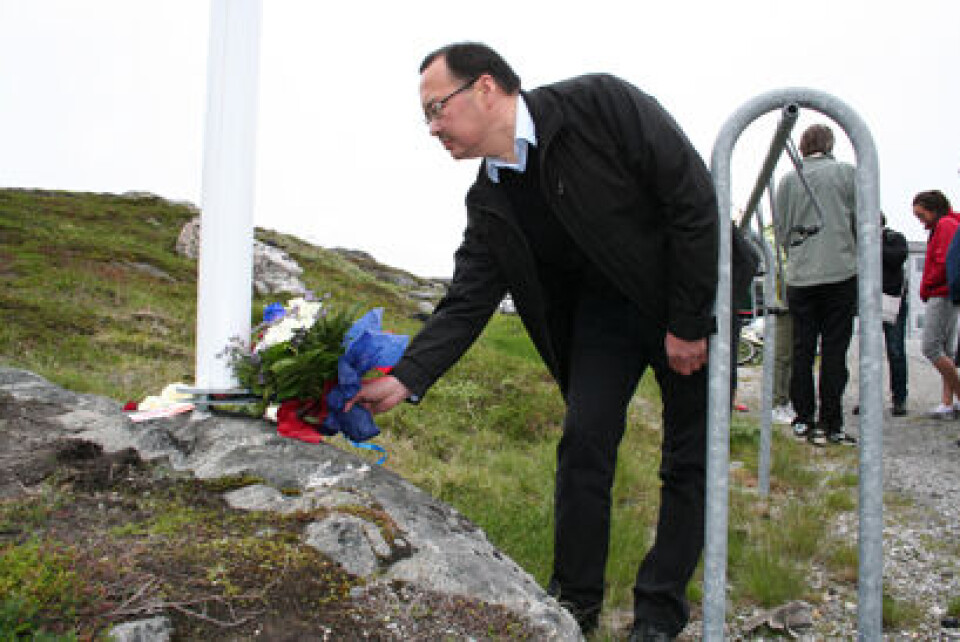 Den norske generalkonsul Kristian Lennert lægger blomster ved generalkonsulatets flagstang, hvor det norske flag gik på halv stang. Foto: Sermitsiaq Foran det norske generalkonsulat på Issortarfimmut i Nuuk samledes en snes nordmænd og norske venner lørdag eftermiddag til en mindesammenkomst. Foto: Sermitsiaq Den norske generalkonsul Kristian Lennert lægger blomster ved generalkonsulatets flagstang, hvor det norske flag gik på halv stang. Foto: Sermitsiaq Foran det norske generalkonsulat på Issortarfimmut i Nuuk samledes en snes nordmænd og norske venner lørdag eftermiddag til en mindesammenkomst. Foto: Sermitsiaq Den norske generalkonsul Kristian Lennert lægger blomster ved generalkonsulatets flagstang, hvor det norske flag gik på halv stang. Foto: Sermitsiaq Foran det norske generalkonsulat på Issortarfimmut i Nuuk samledes en snes nordmænd og norske venner lørdag eftermiddag til en mindesammenkomst. Foto: Sermitsiaq