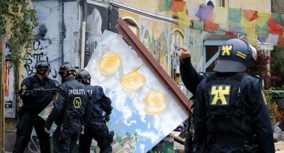Københavns Politi er fredag i gang med fjerne hashboder i Pusher Street i Christiania