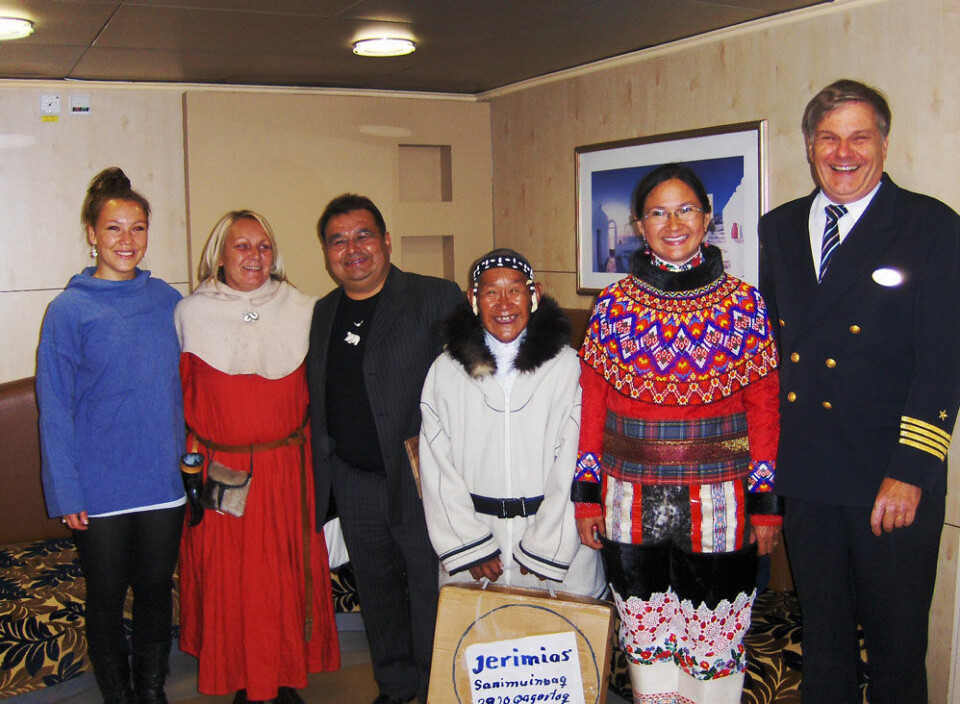 Frra venstre turistguide Marthannguaq Rasmussen, turistchef Edda Lyberth , borgmester Simon Simonsen, trommedanser Jeremias Sanimuinaq, direktør for Greenland Sagalands Pitsi Høegh og Mikko, der er kaptajn på Kristina Katarina. Foto: Greenland Sagalands
