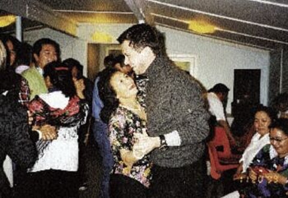 Kronprins Frederik blev accepteret i Qaanaaq, da han boede i byen et par måneder i efteråret og vinteren 1999. Her er han til dans med Tornge Kâviaq i ved en hyggeaften for voksne den 20. november.