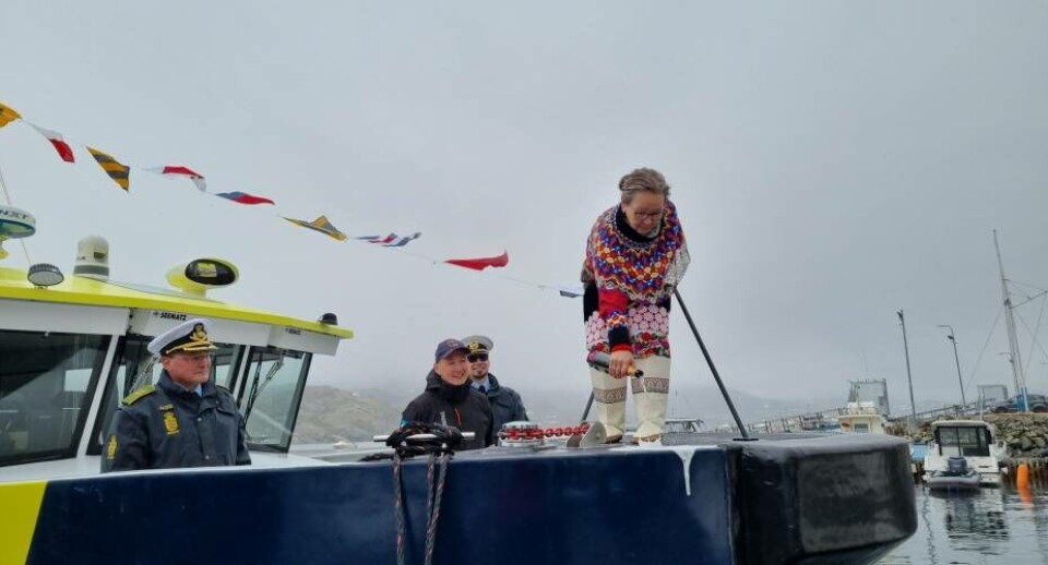 kontorfuldmægtig Inger Rosbach har fået æren af at være gudmor for Ilik, og det var hende der stod for selve ceremonien med at døbe båden i champagne. Grønlands Politi Grønlands Politikontorfuldmægtig Inger Rosbach har fået æren af at være gudmor for Ilik, og det var hende der stod for selve ceremonien med at døbe båden i champagne. Grønlands Politi Grønlands Politikontorfuldmægtig Inger Rosbach har fået æren af at være gudmor for Ilik, og det var hende der stod for selve ceremonien med at døbe båden i champagne. Grønlands Politi Grønlands Politi