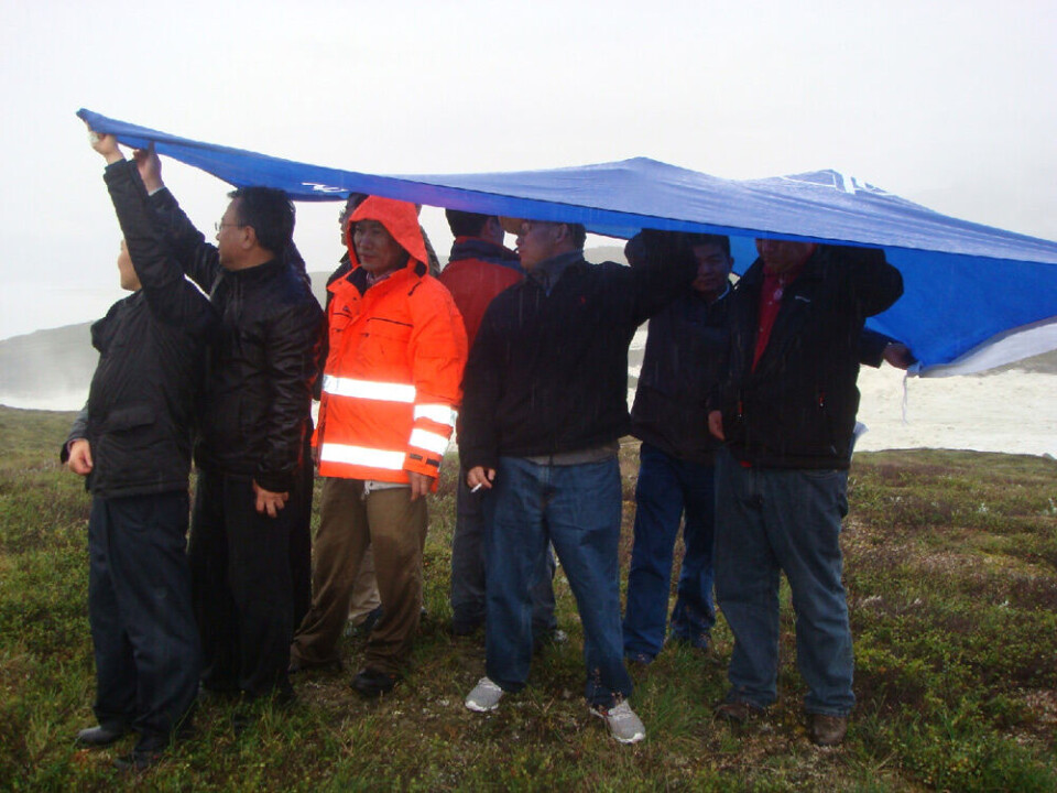 Her er de første kinesere på besøg i Isukasia i øsende regn i efteråret 2011.