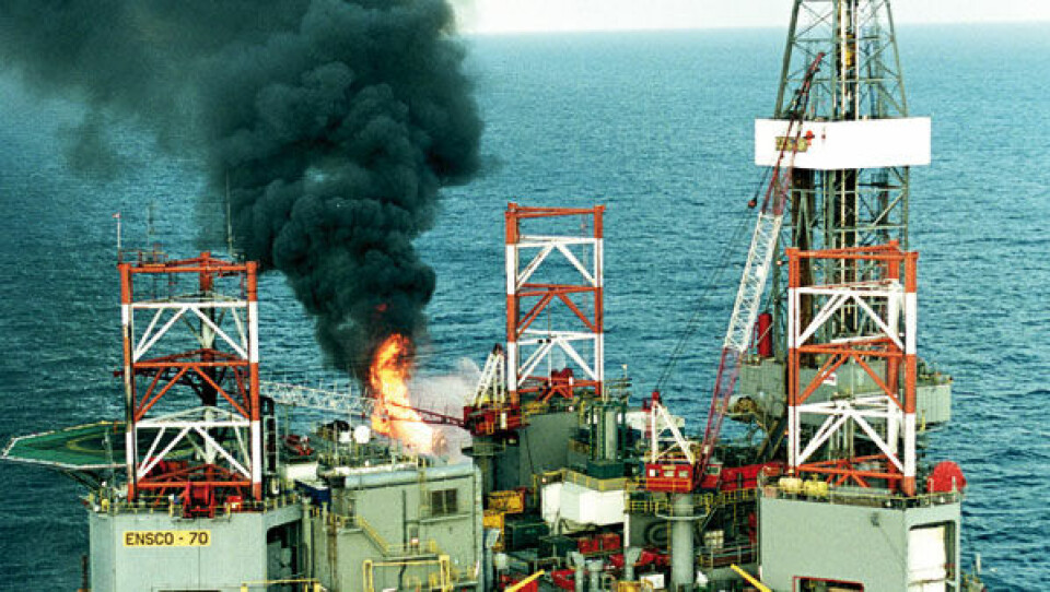 En olieboreplatform er en miljøbombe, som kan få fatale følger for omgivelserne, hvis uheldet er ude. Foto: DONG.