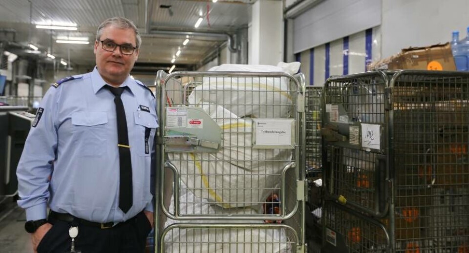 - Vi gennemlyser forsendelserne og så har tolderne også erfaring med at se efter særlige karakteristika som hvis en forsendelse f.eks. afviger fra normalbilledet, fortæller Jesper Christiansen, der er funktionsleder i Toldstyrelsen.