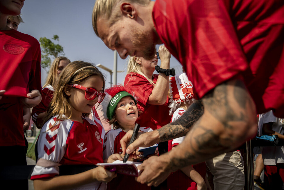 Simon Kjær skriver autografer inden at VM fodboldlandsholdet træner i Doha, Qatar, søndag den 20. november 2022.