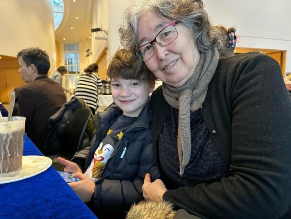 Helene Jensen med sit barnebarn Ari takker Dronningen og byder Kongen velkommen.