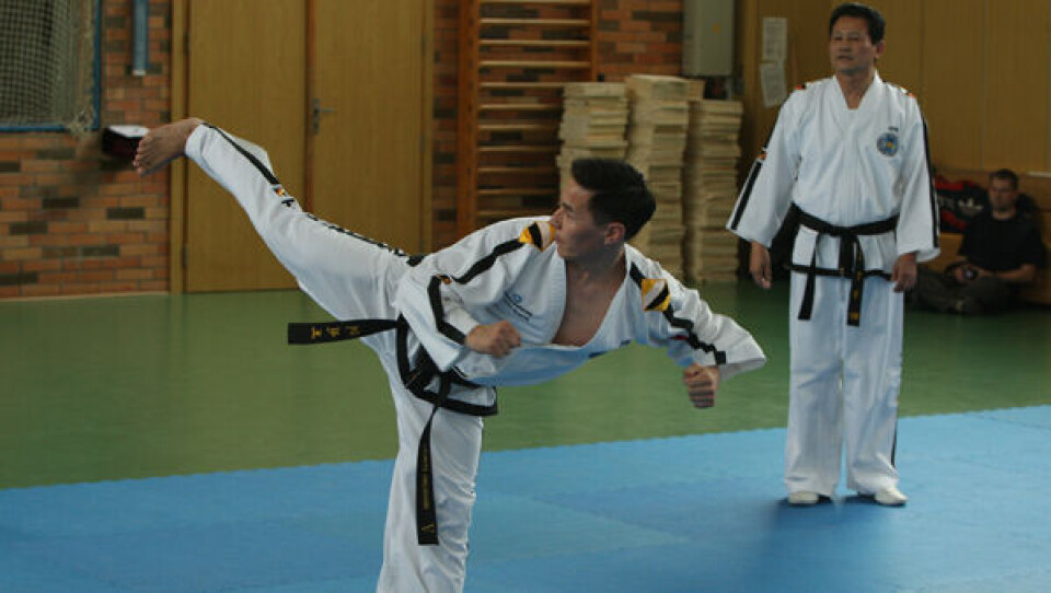 Landstræner Lauritz Heilmann bruges til demonstration. Foto: Grønlands Taekwon-Do Forbund Lauritz Heilmann som dommer under Czech Open. Foto: Grønlands Taekwon-Do Forbund Karl Larsen fra Qaqortoq har nu opnået titlen som international taekwondo-instruktør. Foto: Grønlands Taekwon-Do Forbund Landstræner Lauritz Heilmann bruges til demonstration. Foto: Grønlands Taekwon-Do Forbund Lauritz Heilmann som dommer under Czech Open. Foto: Grønlands Taekwon-Do Forbund Karl Larsen fra Qaqortoq har nu opnået titlen som international taekwondo-instruktør. Foto: Grønlands Taekwon-Do Forbund Landstræner Lauritz Heilmann bruges til demonstration. Foto: Grønlands Taekwon-Do Forbund