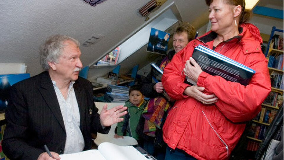 Atuakkiortoq assiliisartorlu Ivars Silis sapaatip akunnerata naajartulernerani allaaserisartakkani aallaavigalugit Qeqertarsuup eqqaa pillugu atuakkiaminik saqqummersitsissaaq. Uani takuneqarsinnaavoq Nunap Isua pillugu atuakkiaminik atsiueqattaartoq. Ass.: Leiff Josefsen