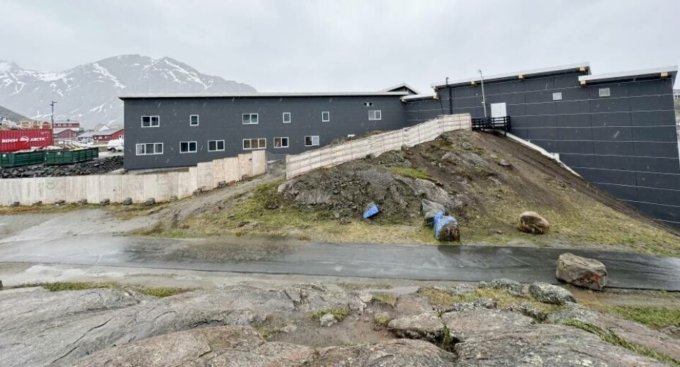 Tilbygningen af Taseralik er på 1.020 kvadratmeter og skal rumme bibliotek og musikskole. Bygningen er efter planen overdraget den 28. juli.