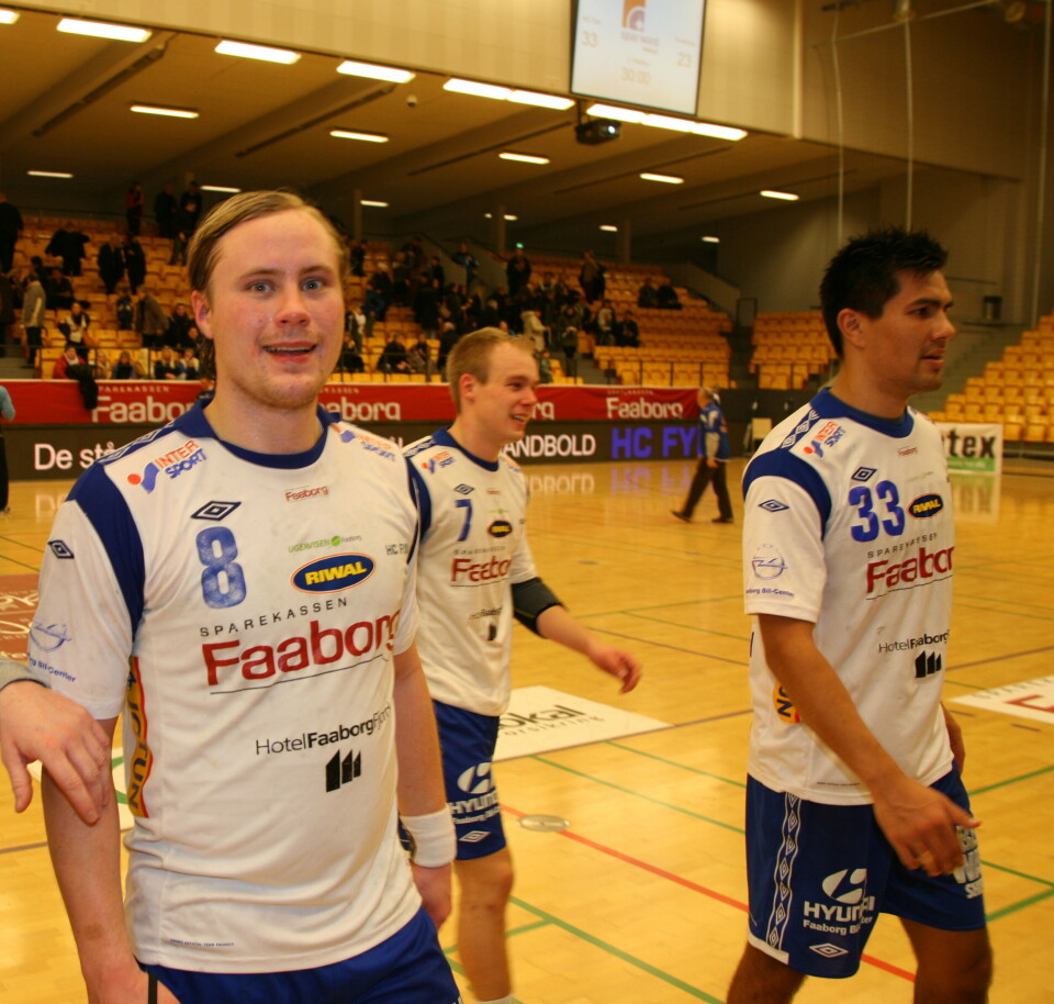 HC Fyns to store profiler i lørdagens kamp Nikolaj Mehl og Minik Dahl Høegh. Foto: Knud Fl. Larsen Cheftræner Jakob Larsen følger spændt spillet. Foto: Knud Fl. Larsen Julie Berthelsen og landsholdsspiller Kamilla Kristensen heppede på HC Fyn. Foto: Knud Fl. Larsen 11-årige John Kielsen var med mor og fra til håndbold. Foto: Knud Fl. Larsen HC Fyns to store profiler i lørdagens kamp Nikolaj Mehl og Minik Dahl Høegh. Foto: Knud Fl. Larsen Cheftræner Jakob Larsen følger spændt spillet. Foto: Knud Fl. Larsen Julie Berthelsen og landsholdsspiller Kamilla Kristensen heppede på HC Fyn. Foto: Knud Fl. Larsen 11-årige John Kielsen var med mor og fra til håndbold. Foto: Knud Fl. Larsen