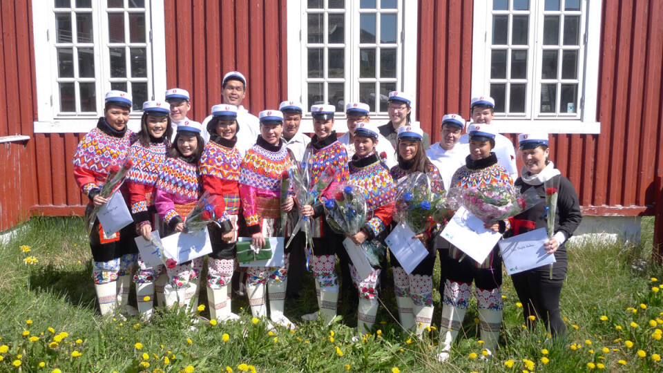 17 handelsstudenter dimitterede torsdag fra handelsskolen Niuernermik Ilinniarfik i Qaqortoq.