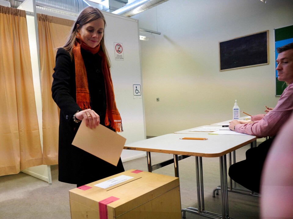 Islands premierminister Katrin Jakobsdottir og topkandidat for Den Grønne Venstre Bevægelse afgiver sin stemme på et valgsted i Islands hovedstad Reykjavik.
