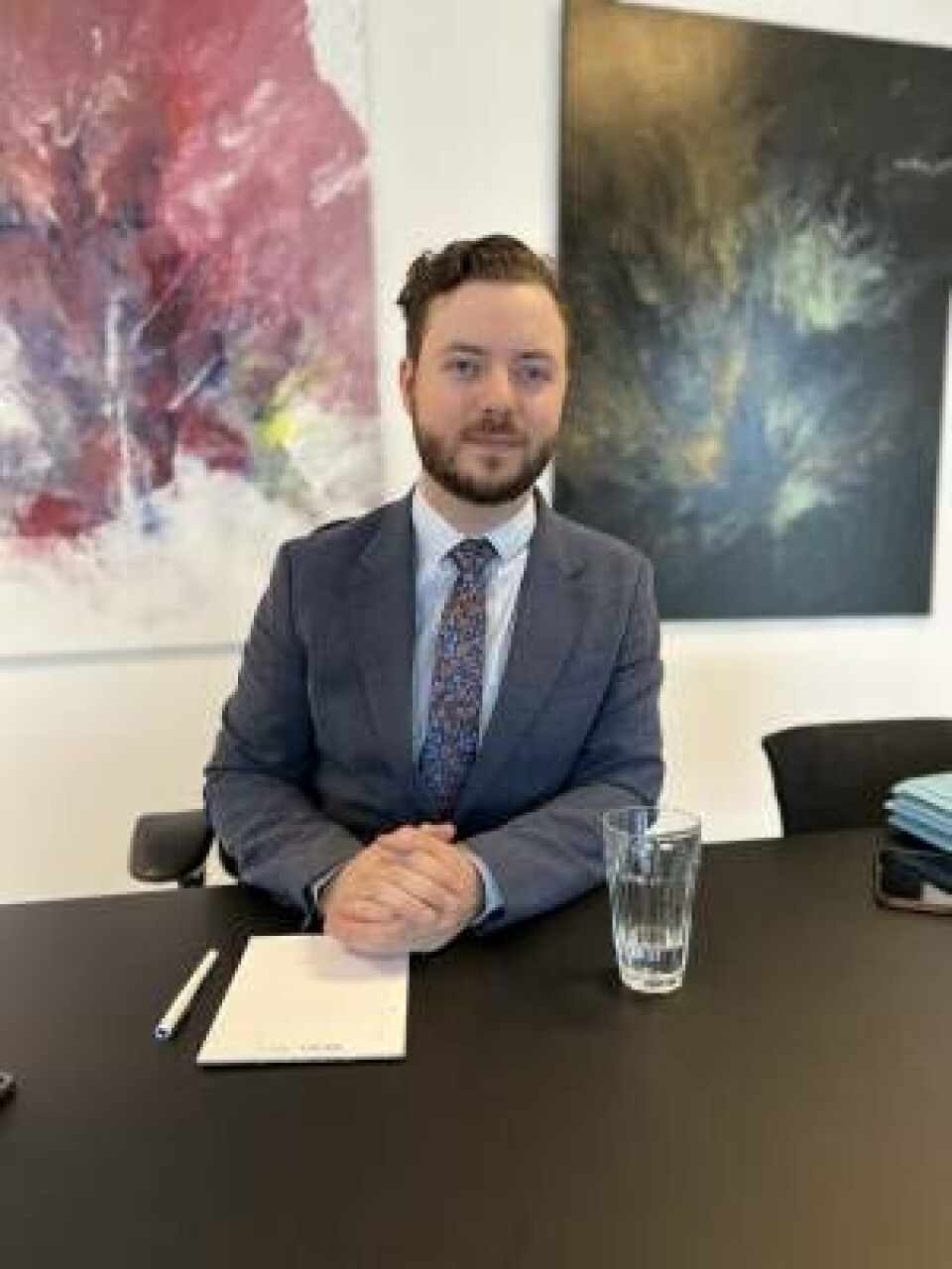 - Det er positivt, at whistleblowerordningerne er udbredte. Hvad, der desværre er mindre positivt, er, at der ikke er en decideret whistleblower-lovgivning i Grønland der i højere grad sikrer faste rammer og beskyttelse af whistleblowere, siger Thor Suhr.